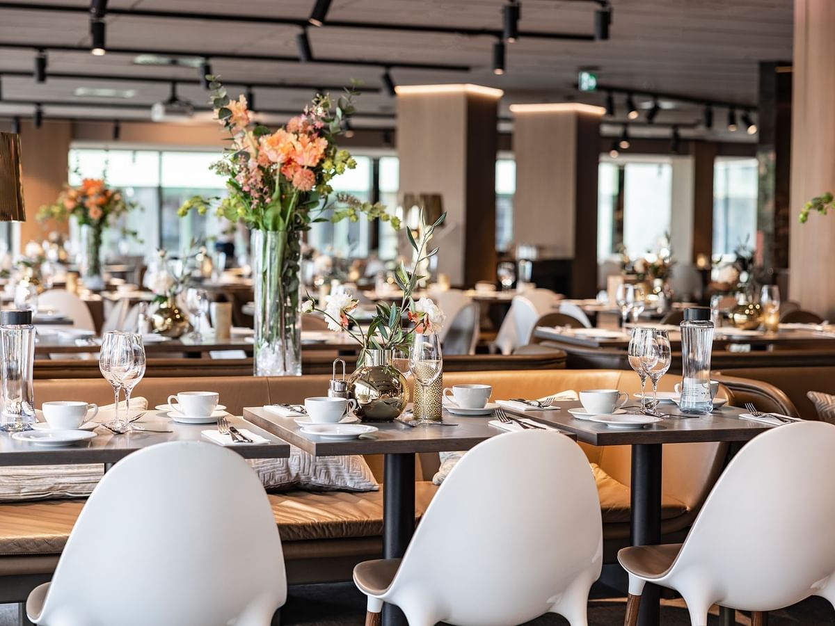 Hotel Riverton, at the table