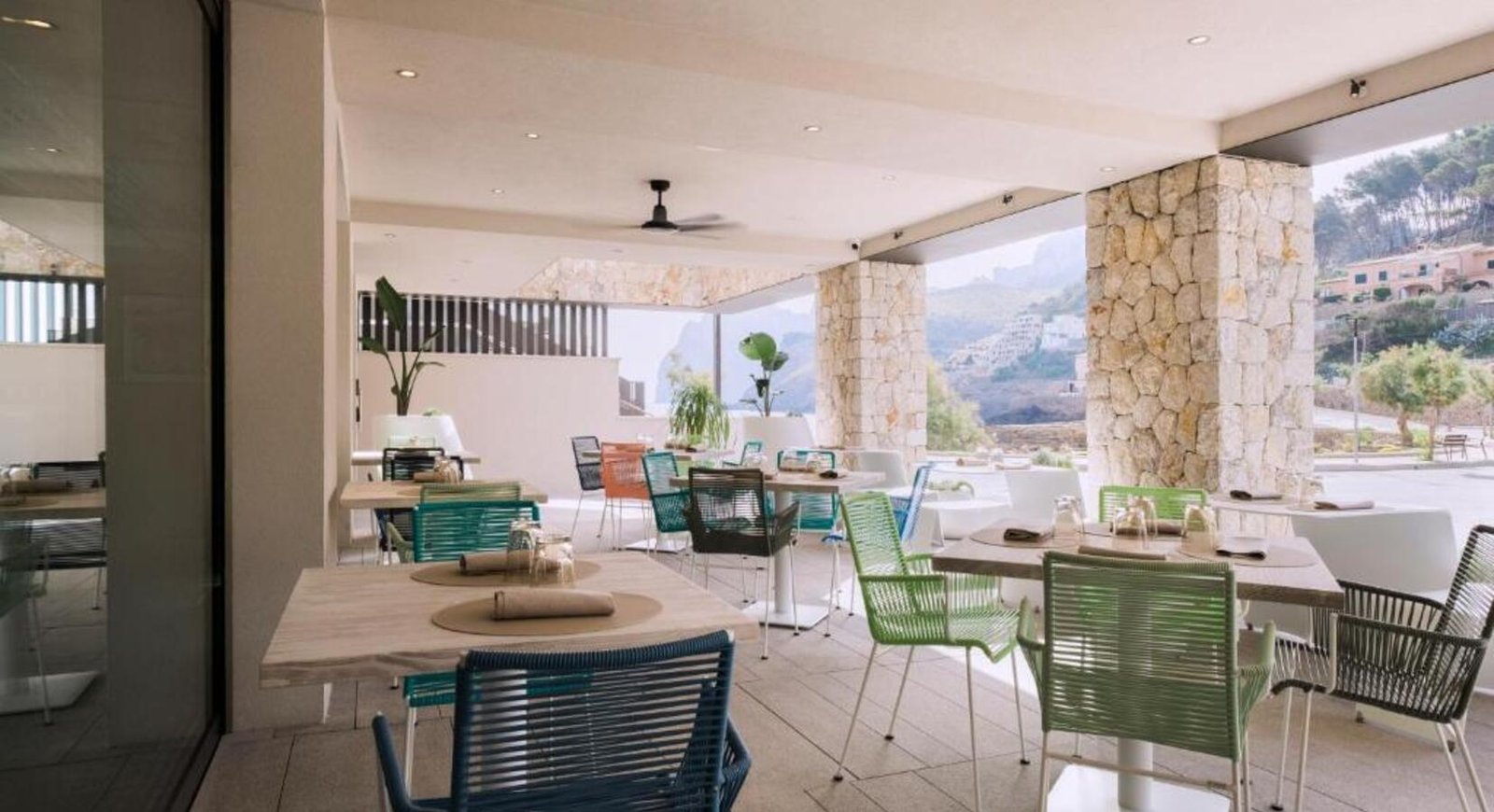 Hotel El Vicenç de la Mar, at the table
