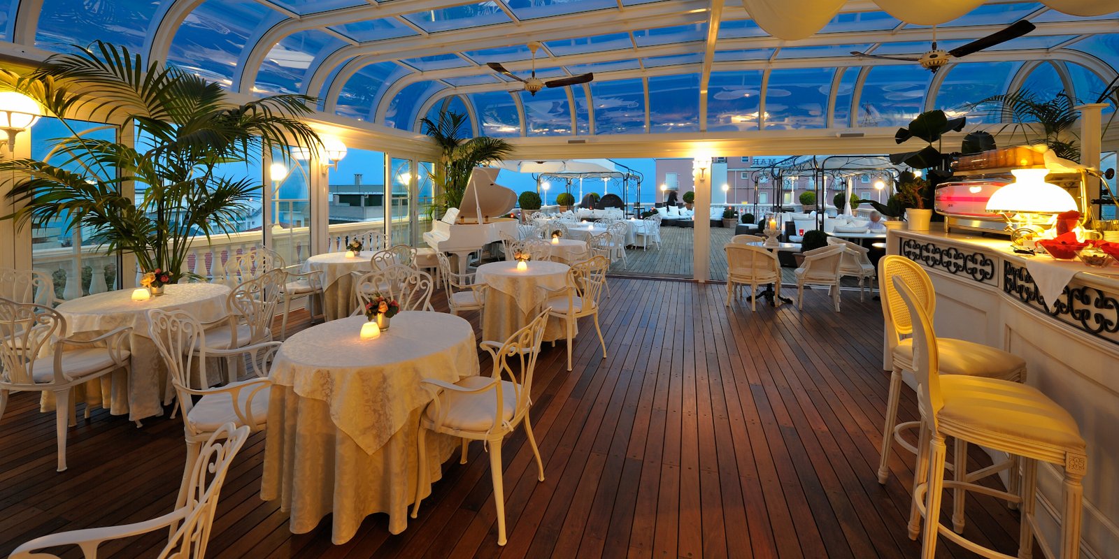 Hotel Italia Palace, at the table