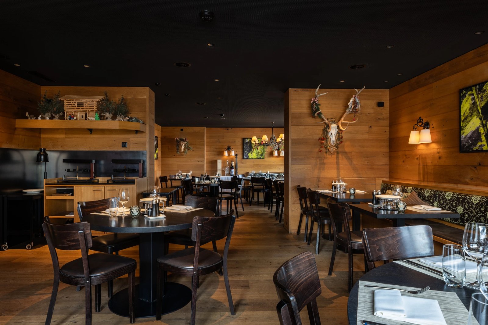 Grischa – Das Hotel Davos, at the table