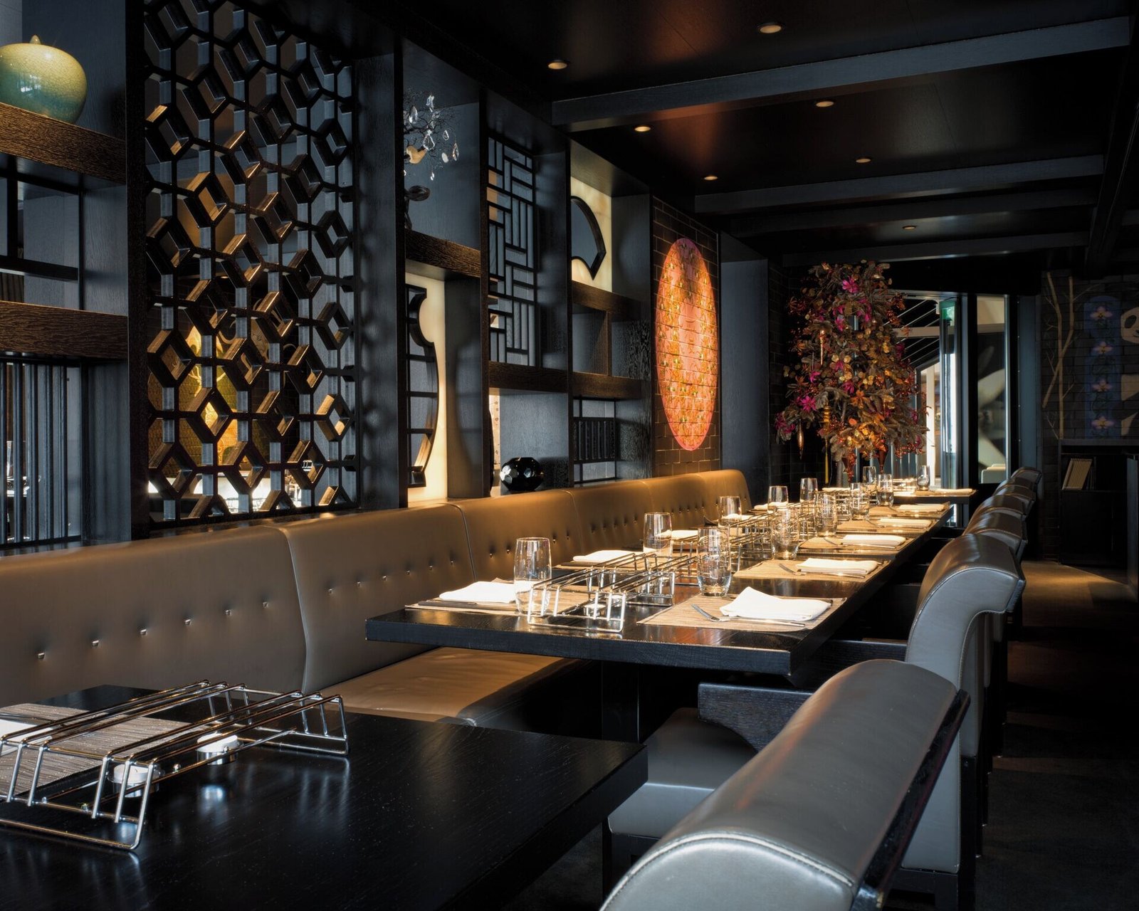 Grischa – Das Hotel Davos, golden dragon