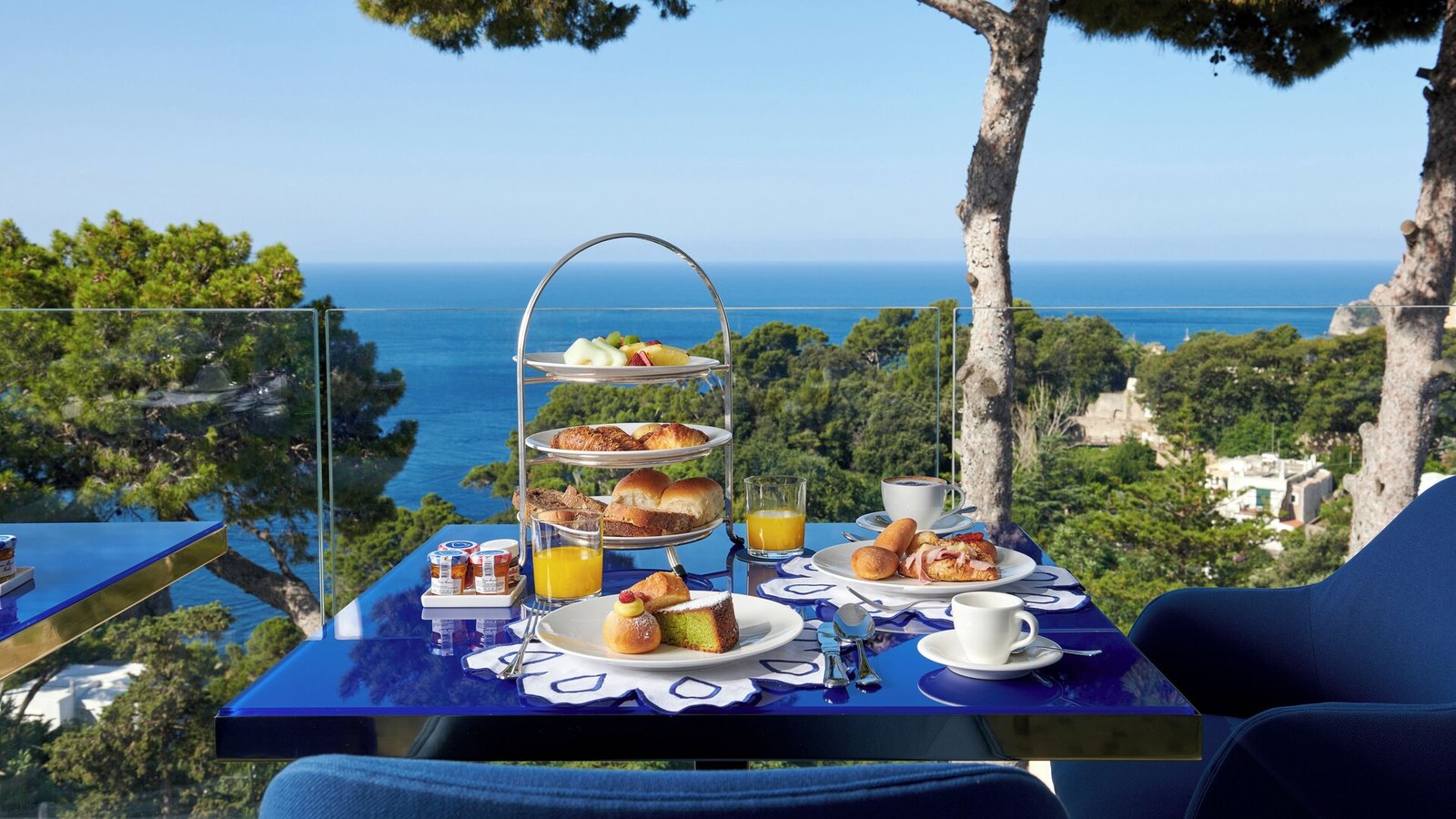 Hotel La Scalinatella, at the table
