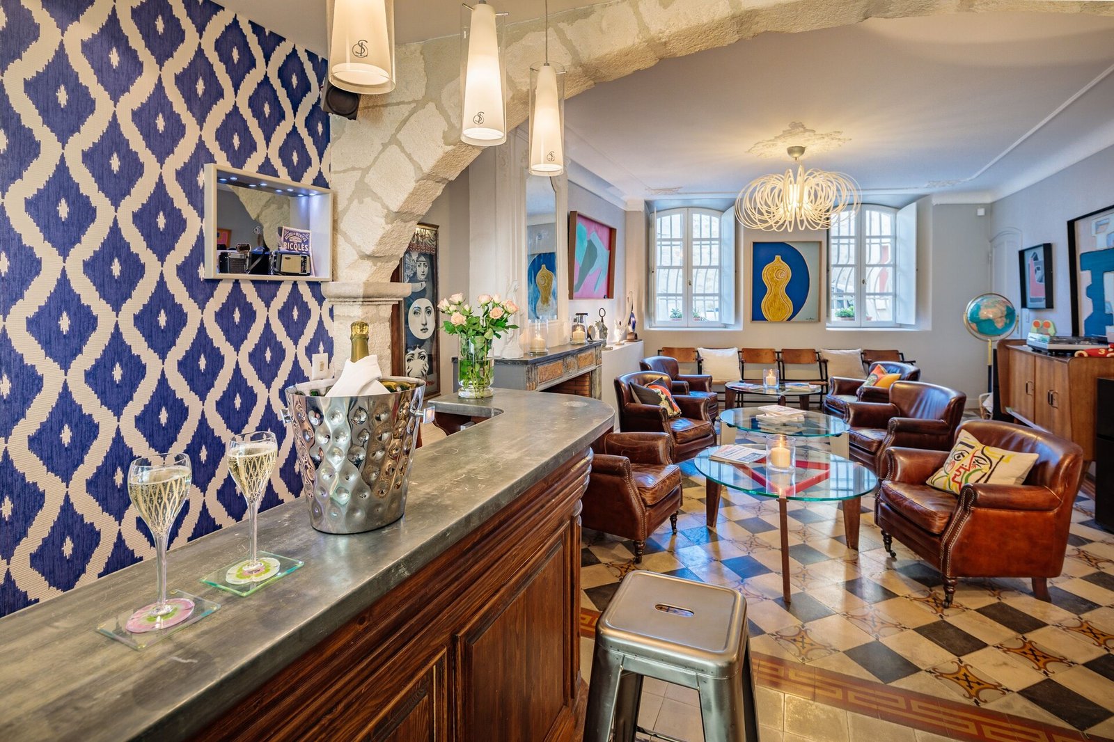 La Suite, at the table