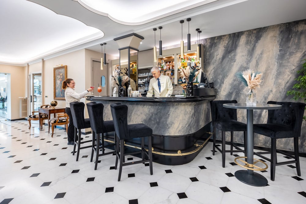 Hotel Metropole, at the table
