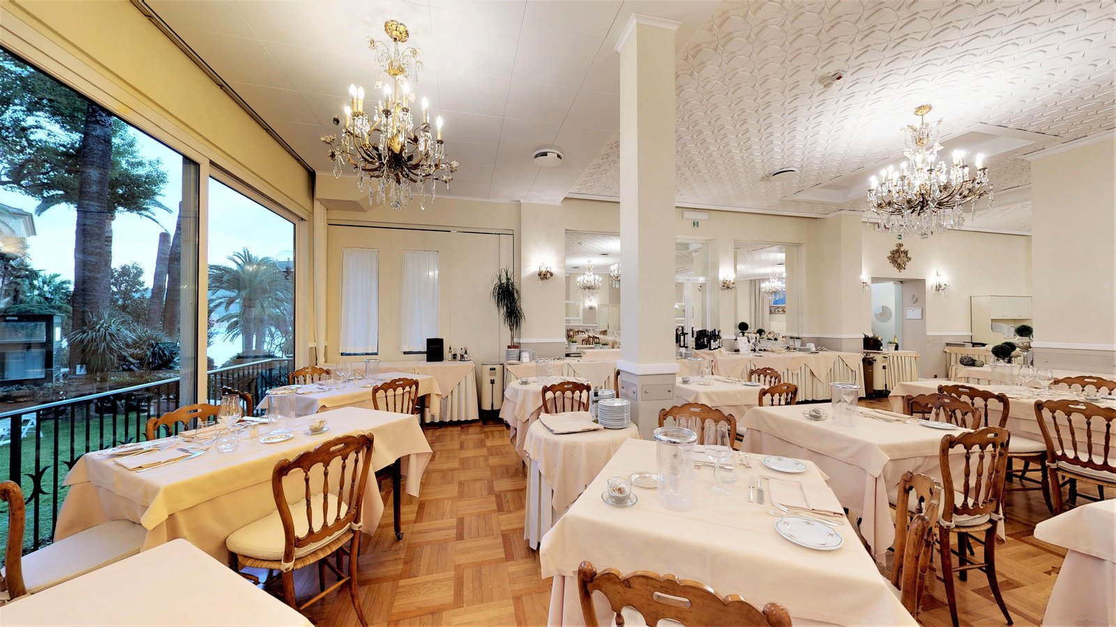 Hotel Metropole, at the table