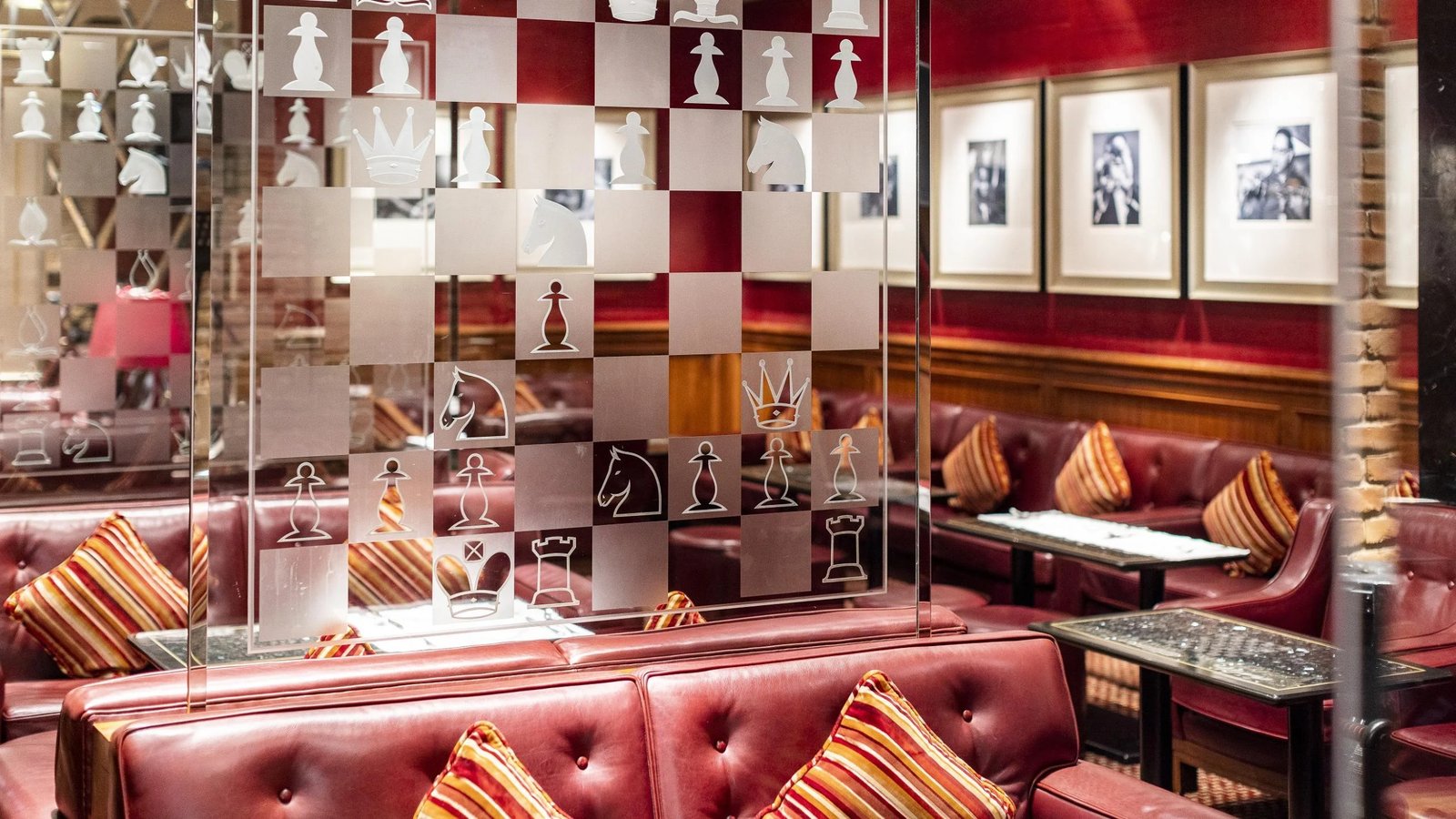 Mandarin Oriental Hong Kong, captain's bar