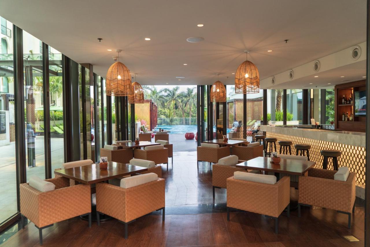 InterContinental Dhaka by IHG, at the table