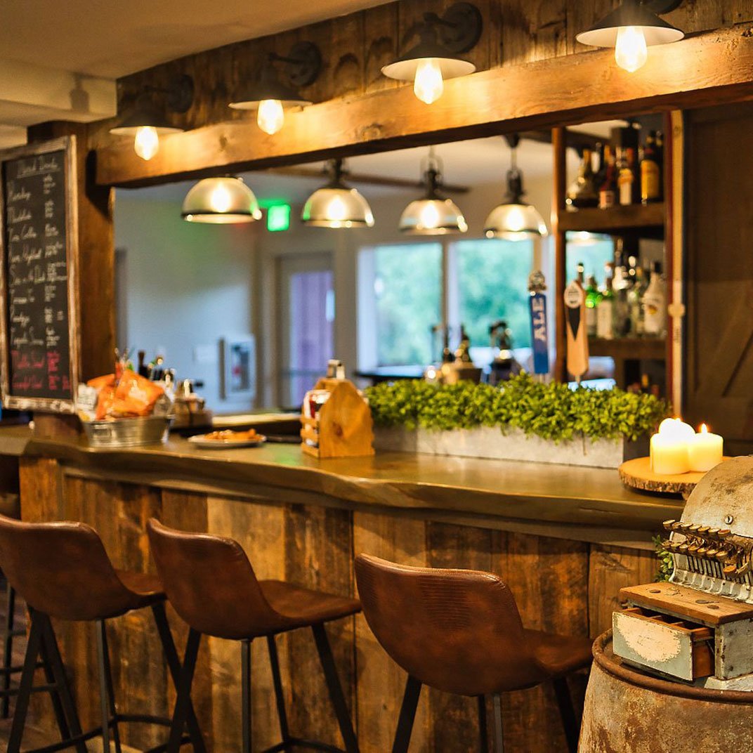 Mountain Meadows Lodge, kent lounge and terrace