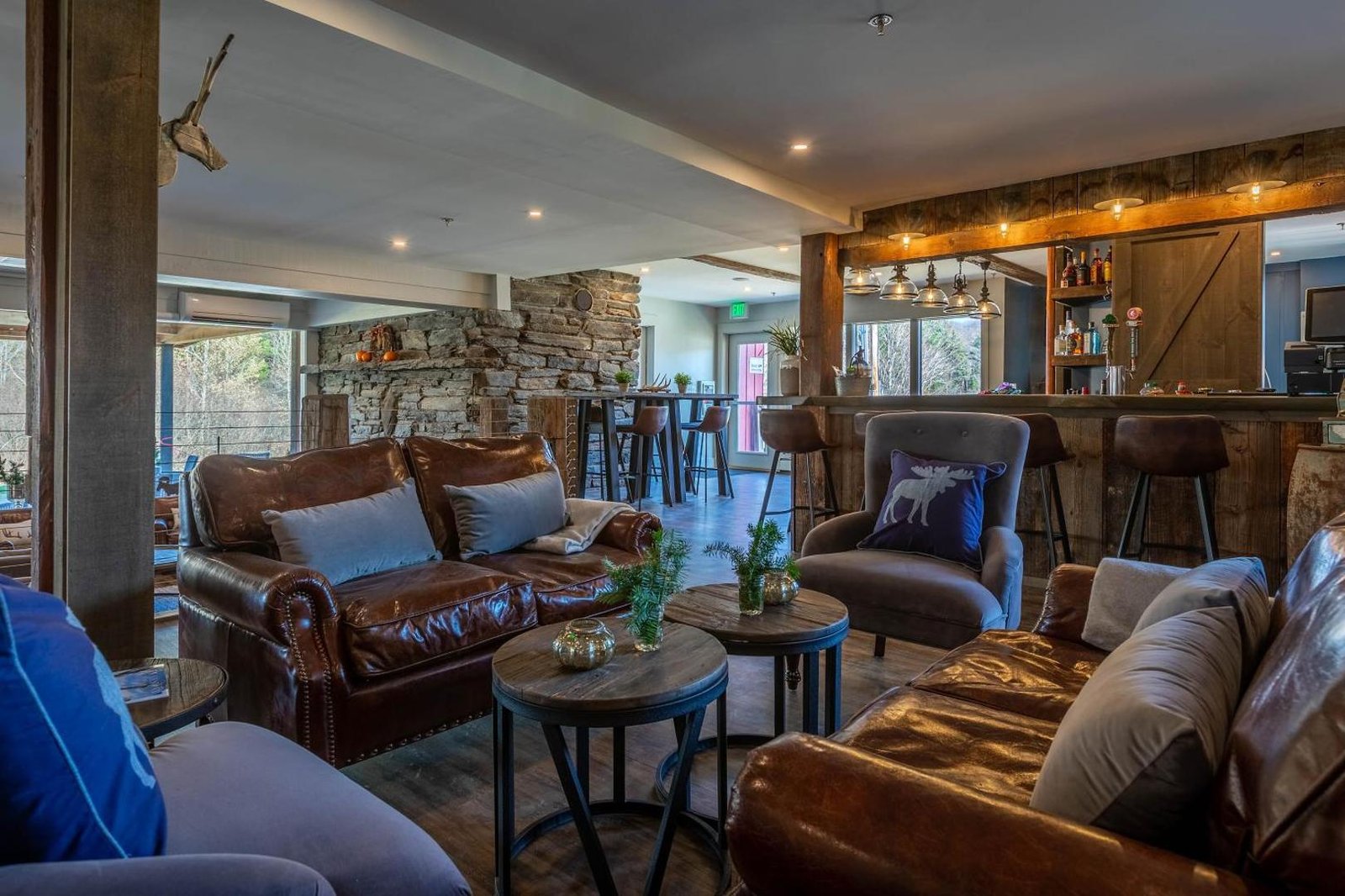 Mountain Meadows Lodge, kent lounge and terrace