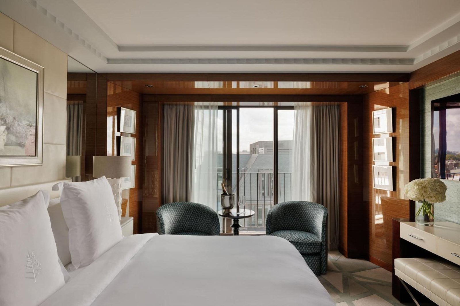 Four Seasons Hotel London at Park Lane — vibe