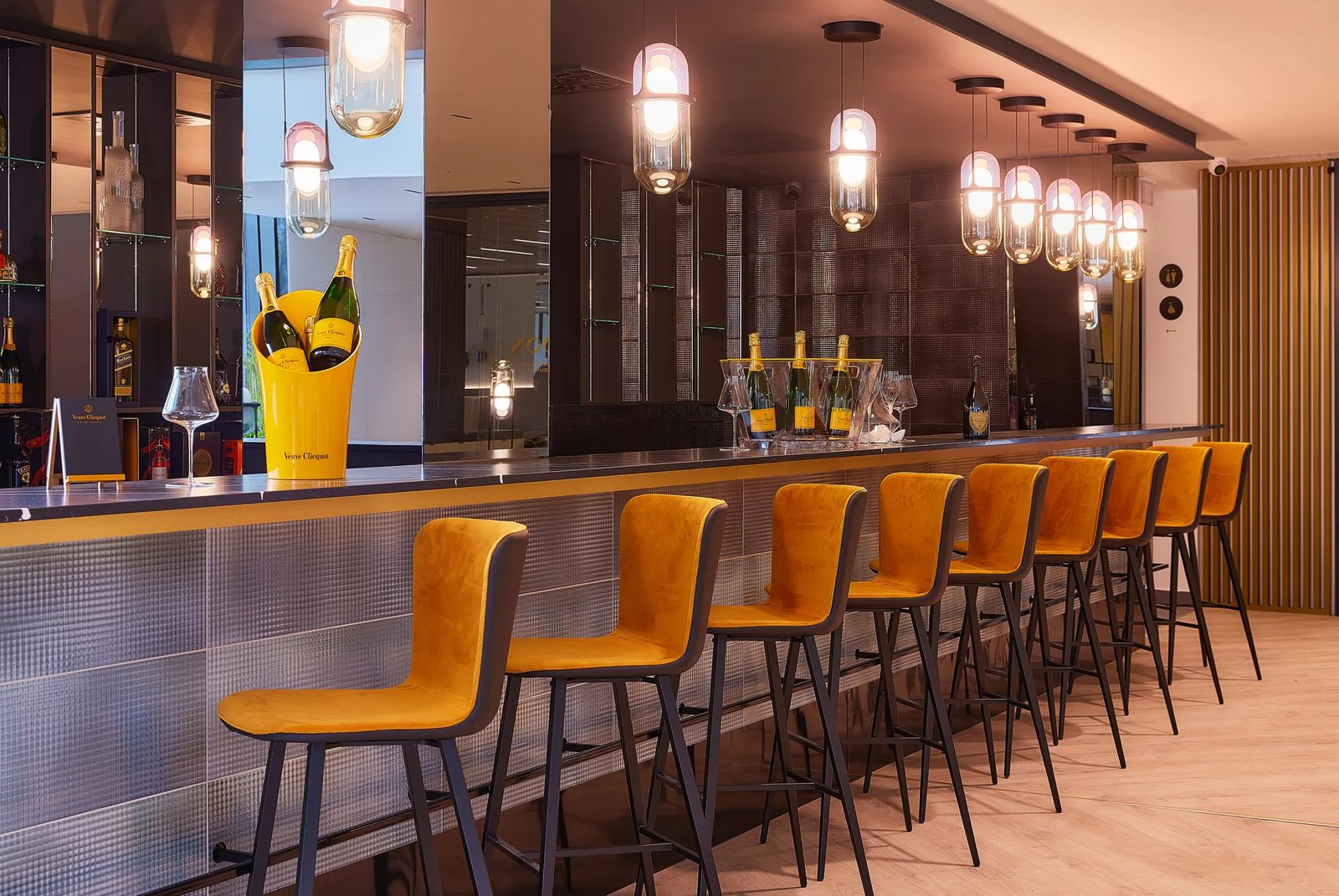 LUA Resort, noon bar
