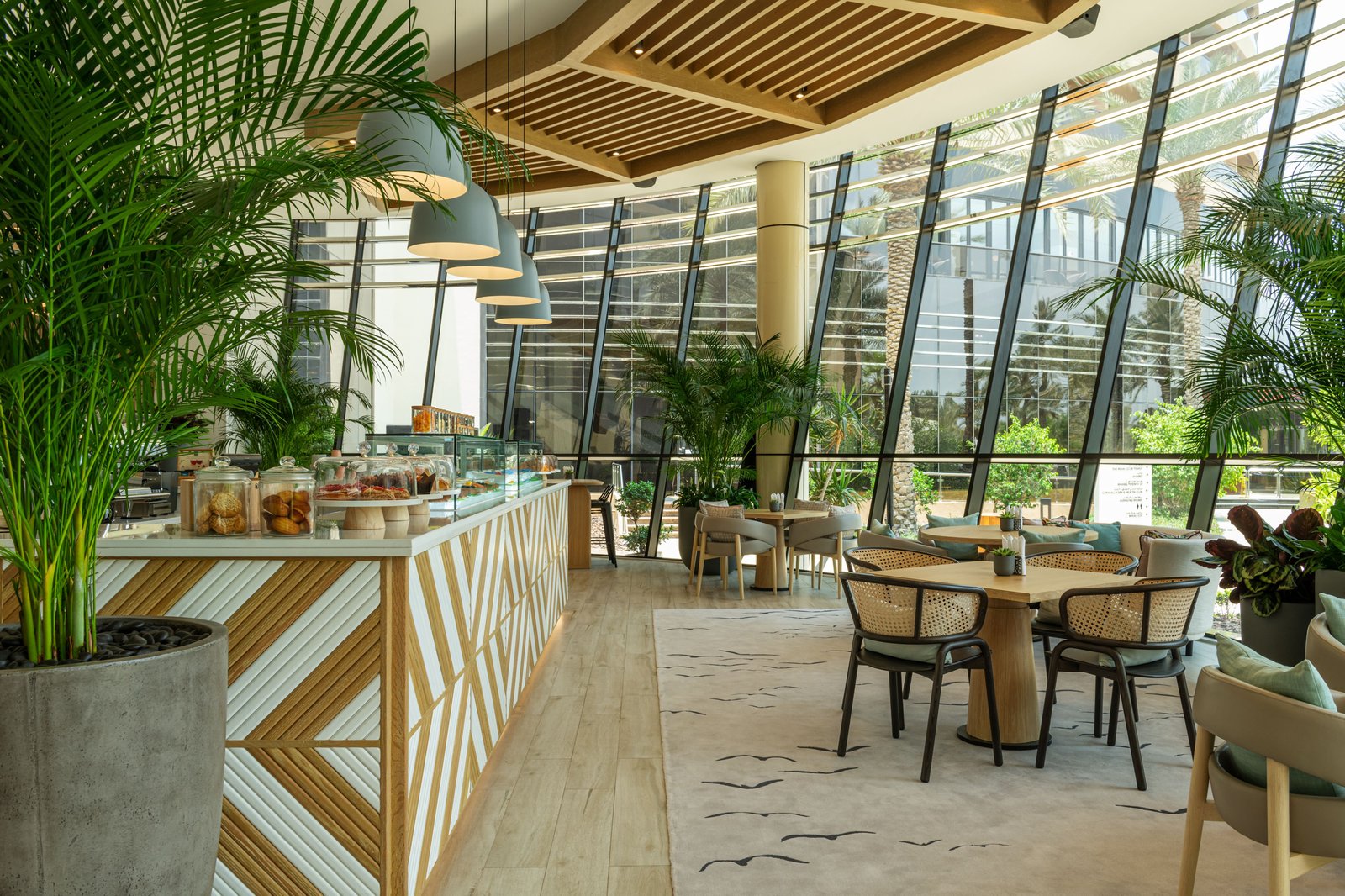 Le Royal Meridien Beach Resort & Spa — eat & drink