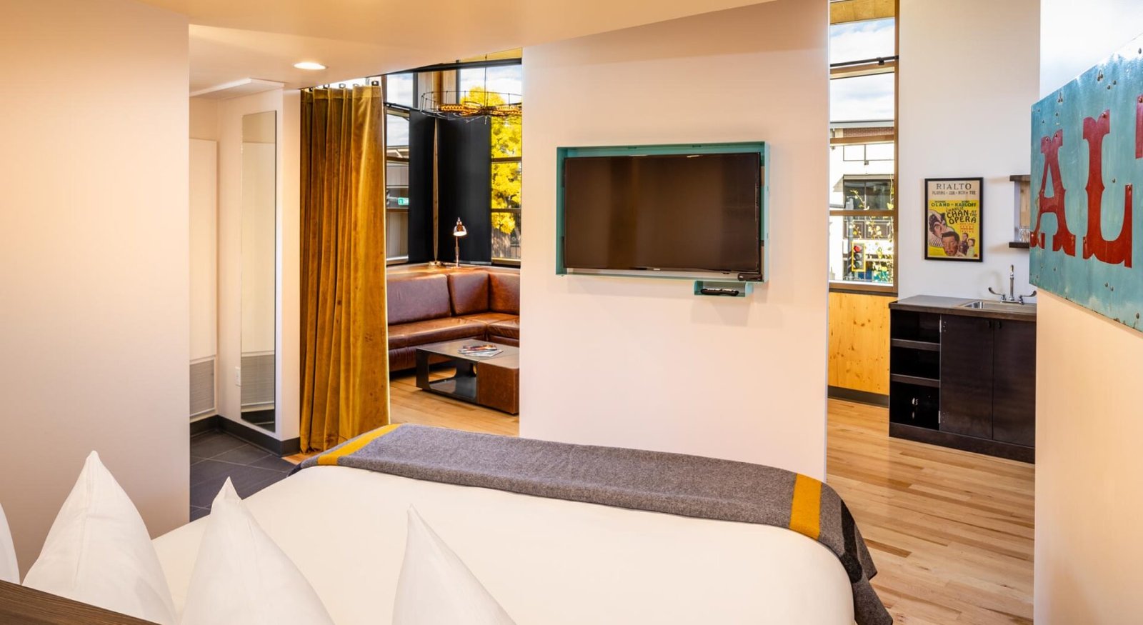 The Lark, rooms