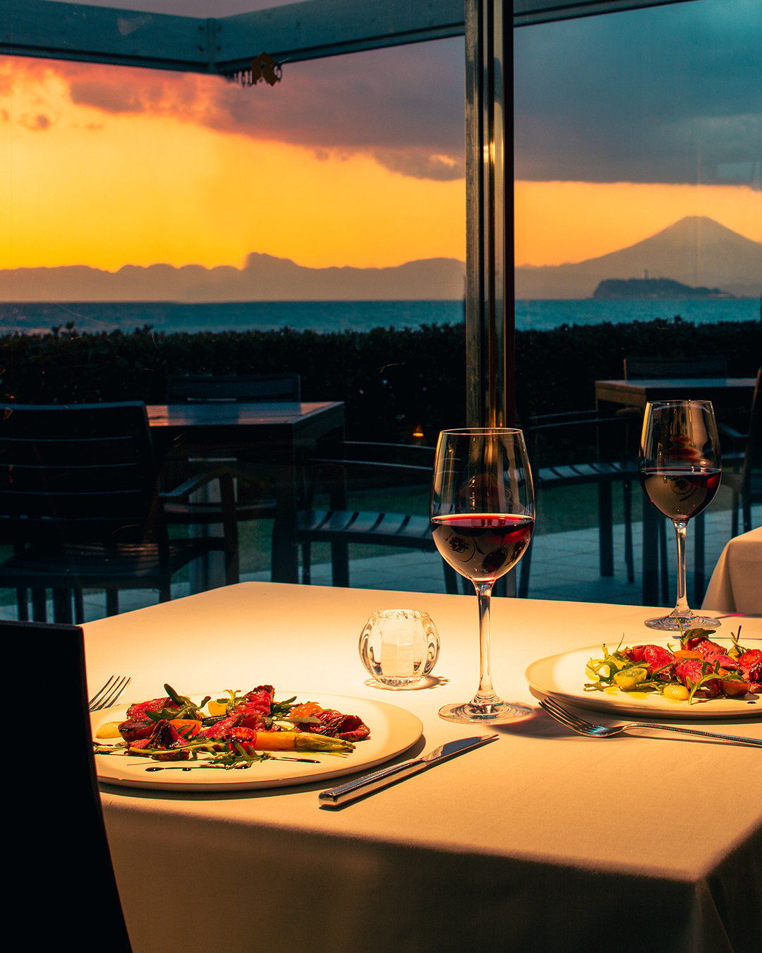 Malibu Hotel, at the table