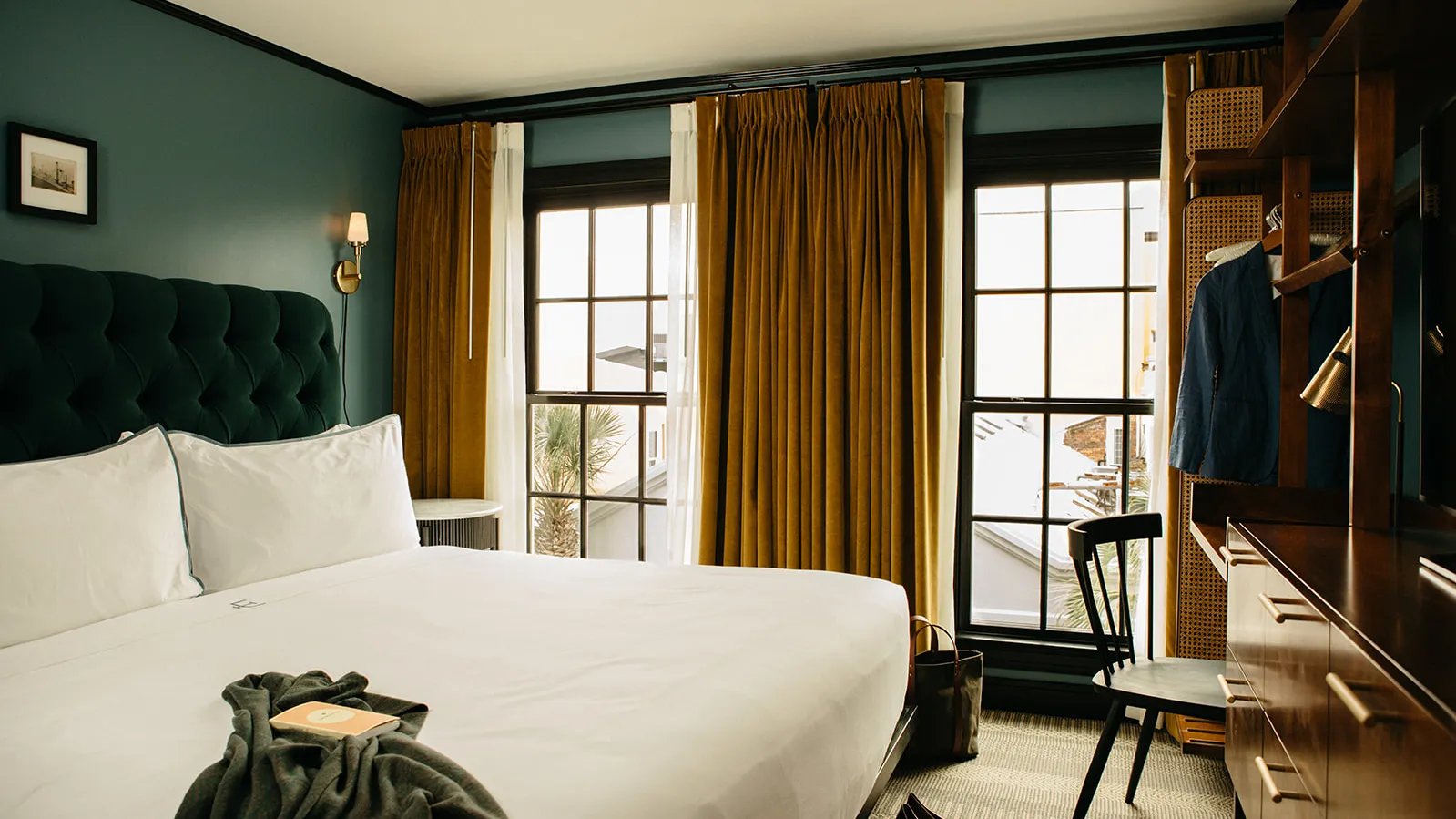 Emeline, rooms