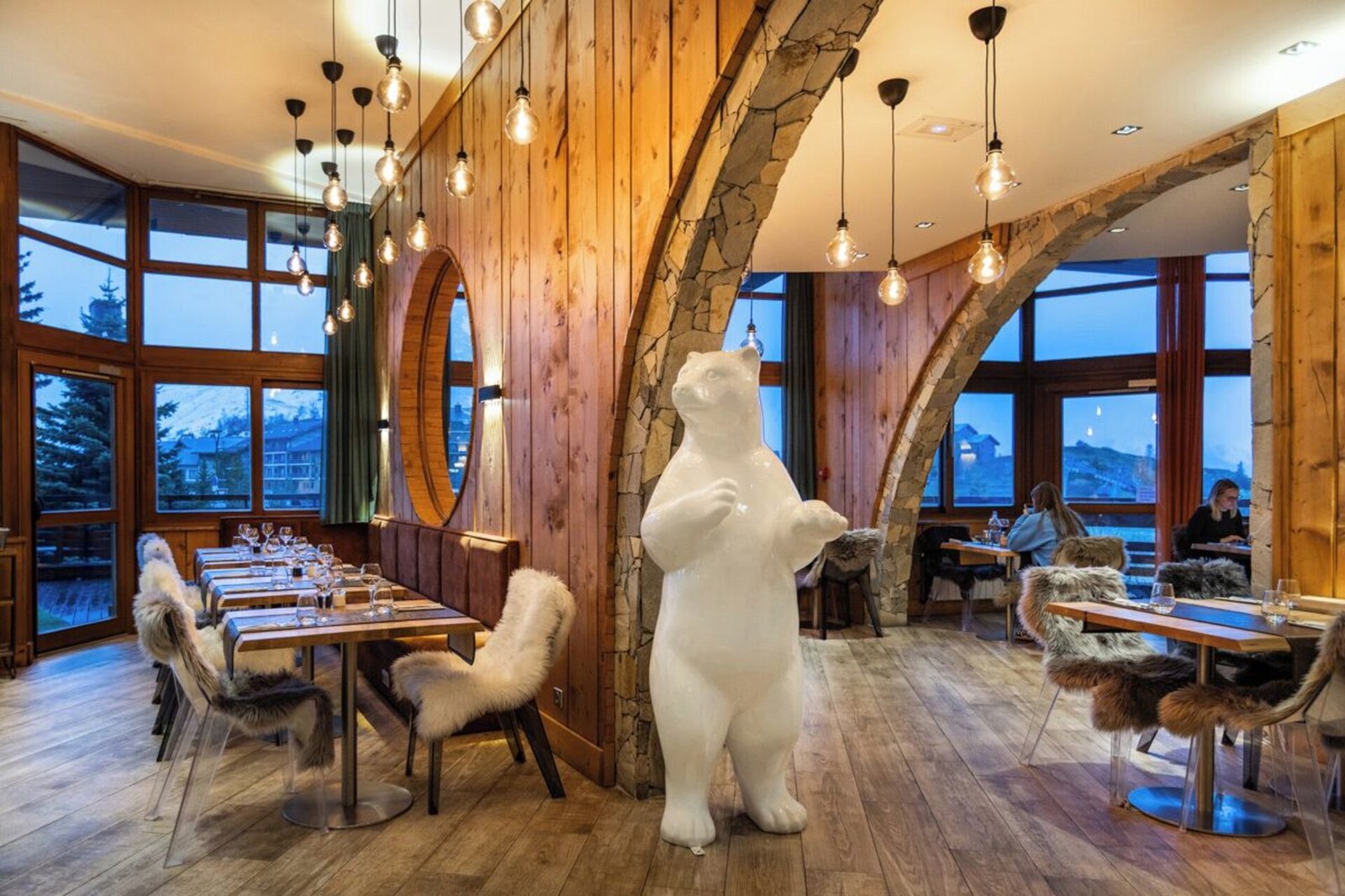 Royal Ours Blanc Hôtel - Alpe d'Huez, la taverne de l’ours