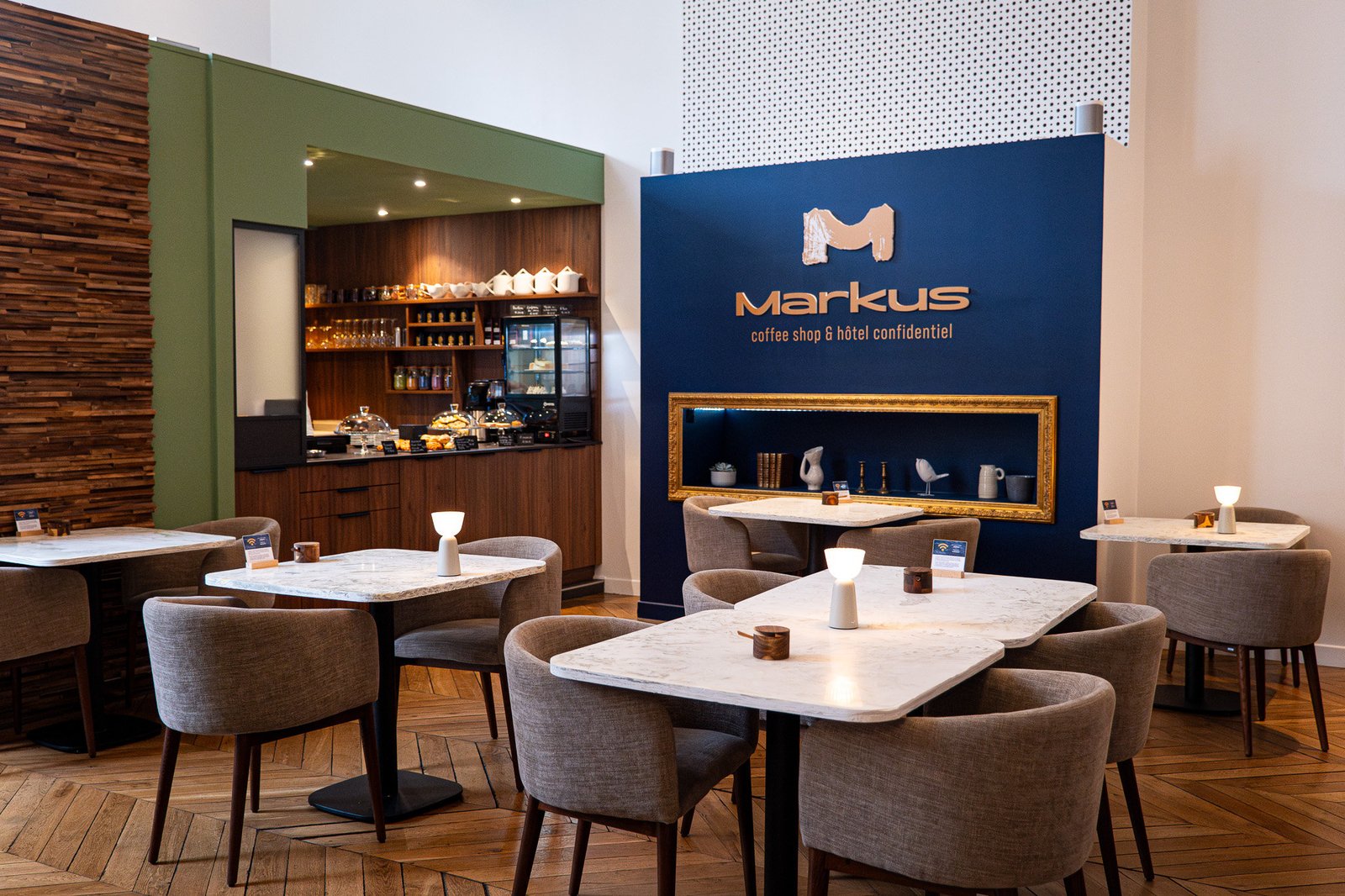 Markus hôtel confidentiel, at the table