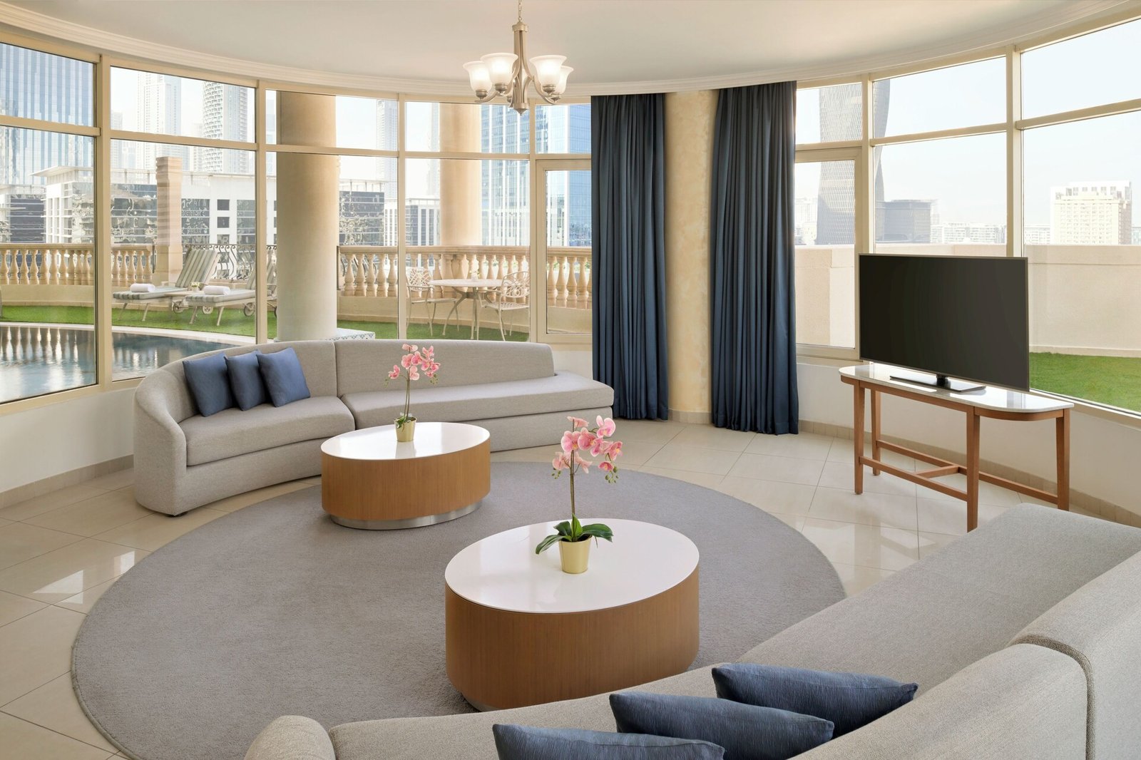 Swissôtel Al Murooj Dubai — vibe
