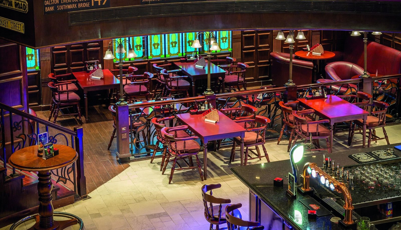Swissôtel Al Murooj Dubai, double decker pub