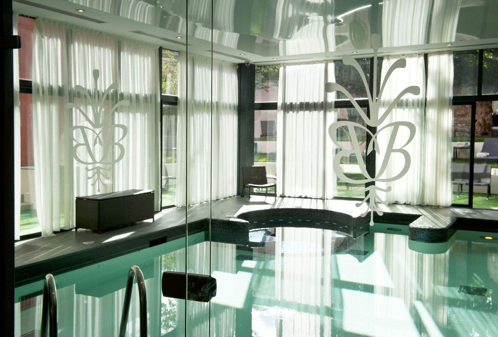 Hotel & Spa Le Grand Monarque Chartres, the pool