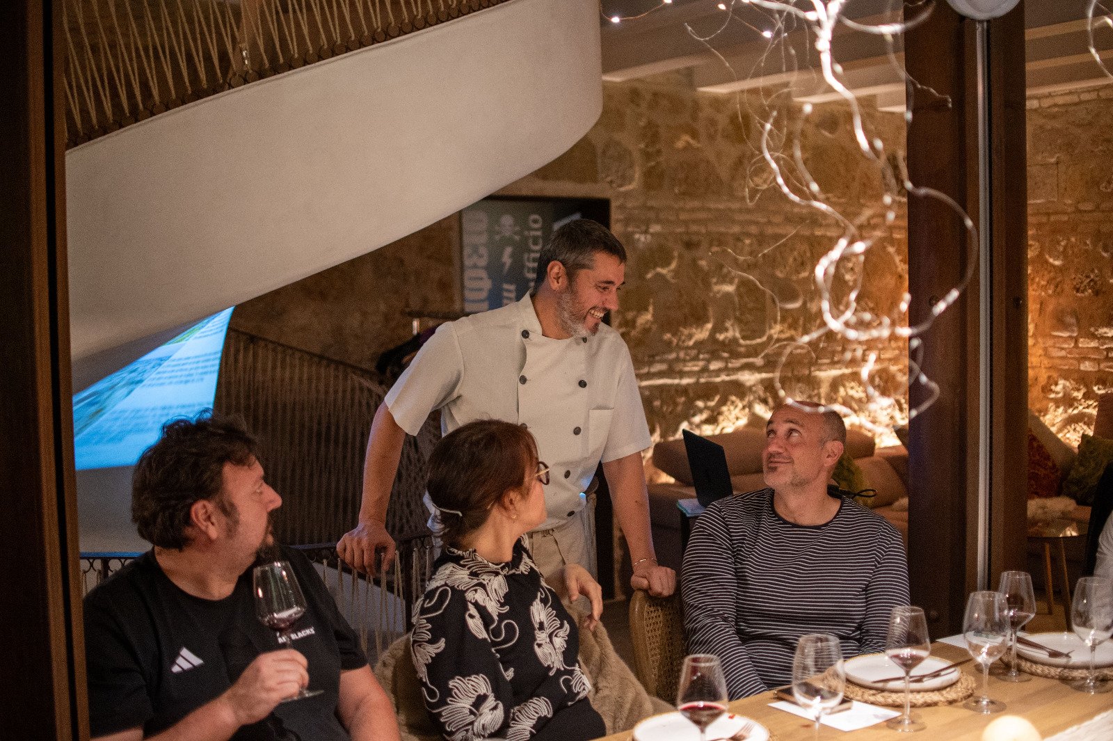Patio del Posadero, at the table