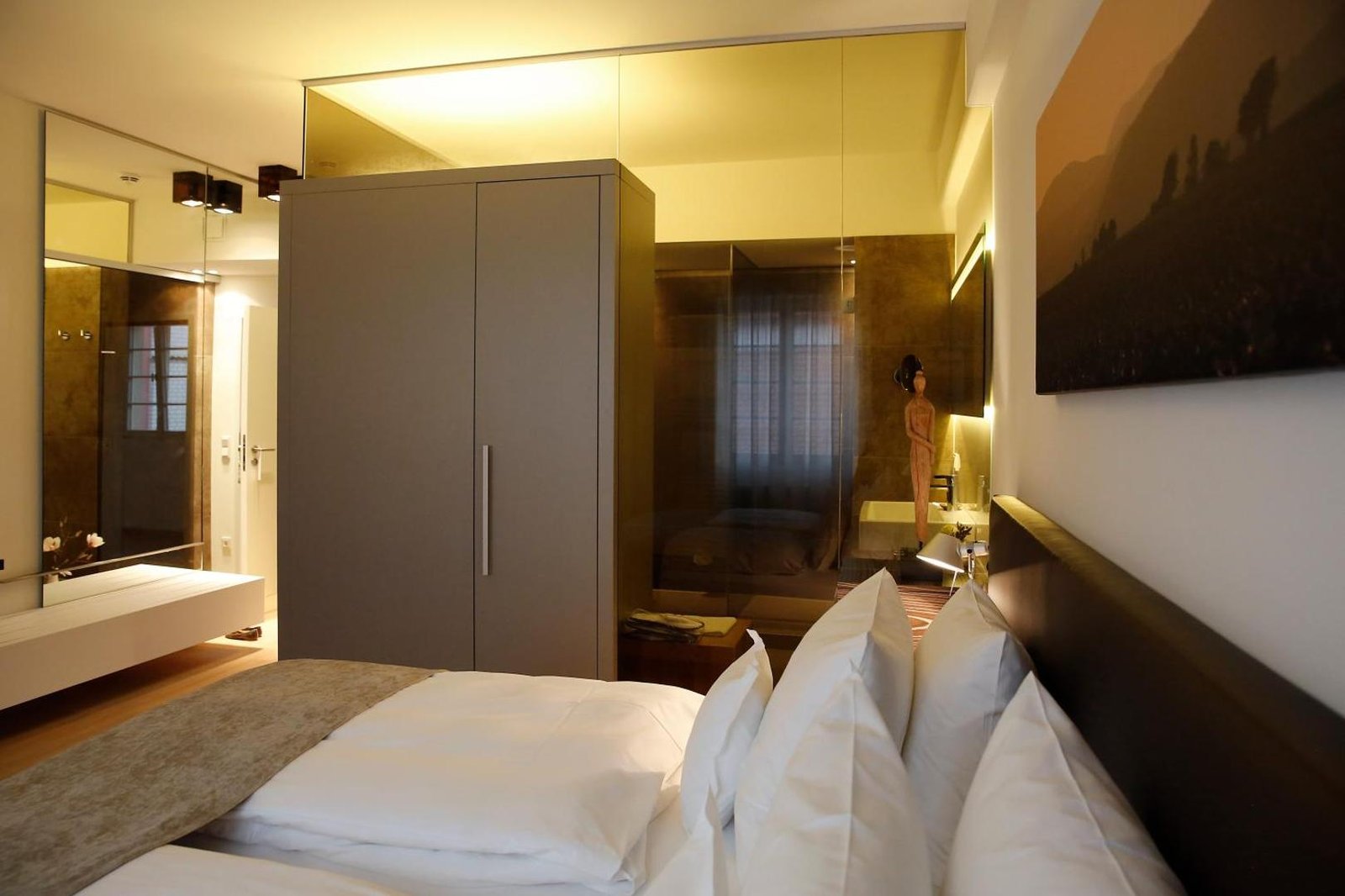 Weinhaus Henninger, rooms