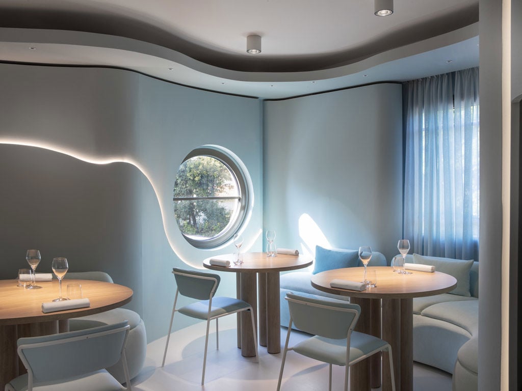 Hotel Byron, at the table