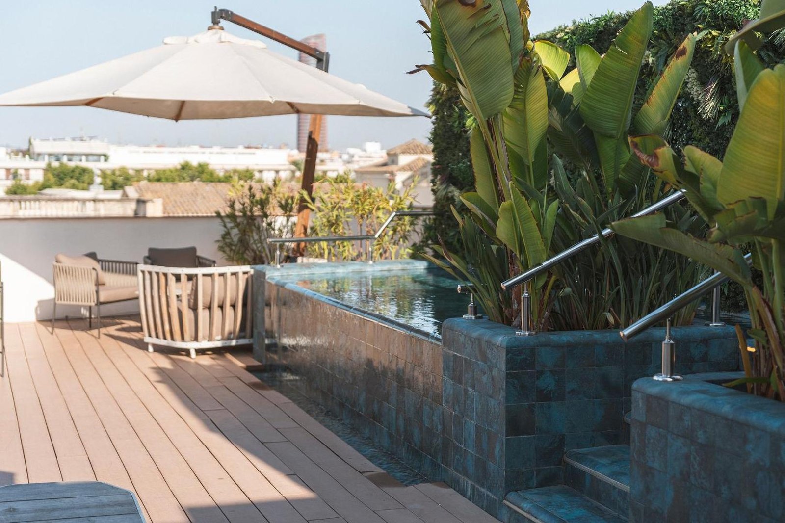 Mercer Plaza Sevilla, the pool