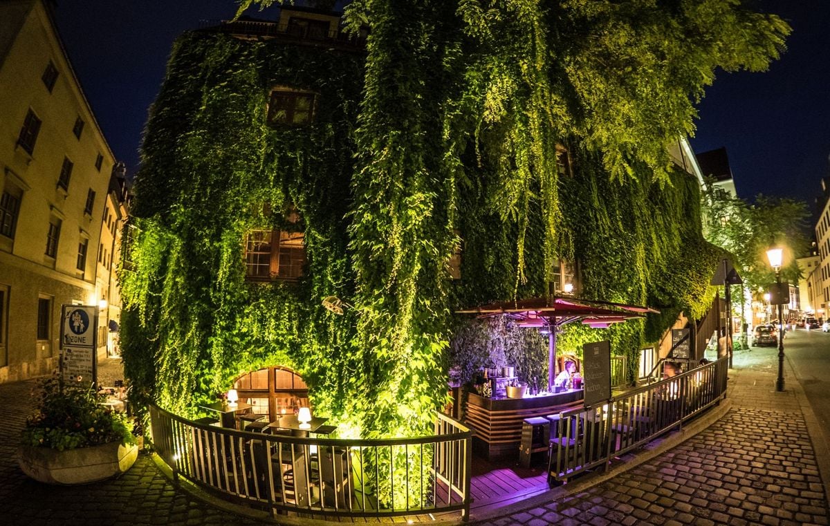 Platzl Hotel, at the table