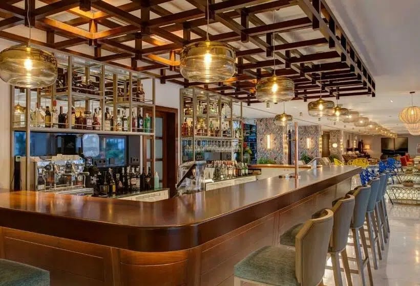 Hotel Fariones, at the table
