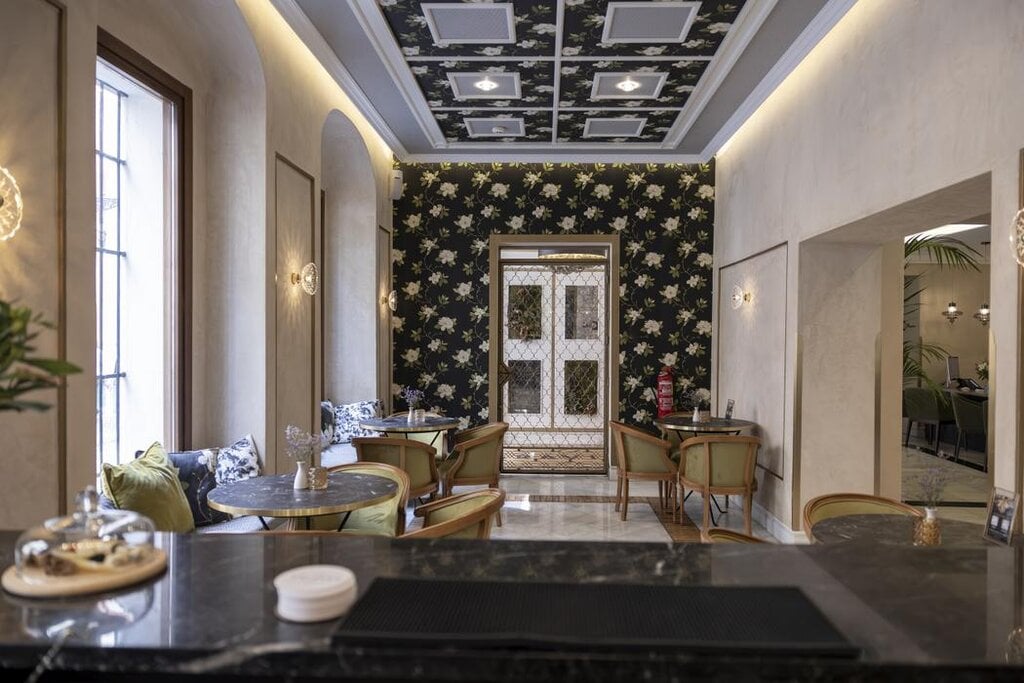 Hotel Gravina 51, at the table