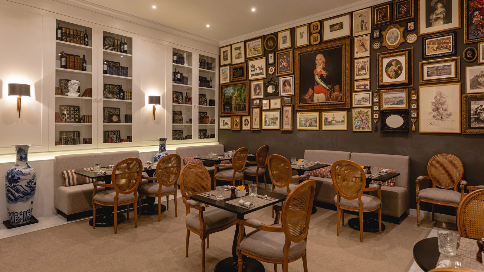 Hotel Gravina 51, at the table