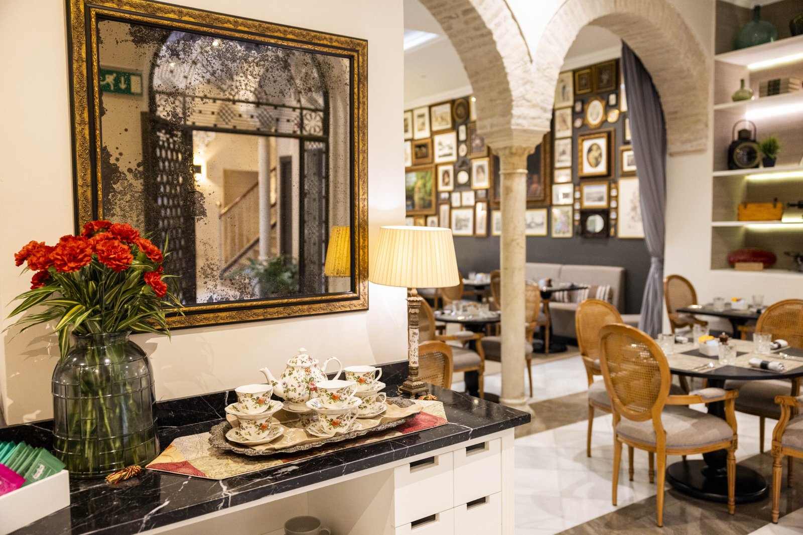 Hotel Gravina 51, at the table
