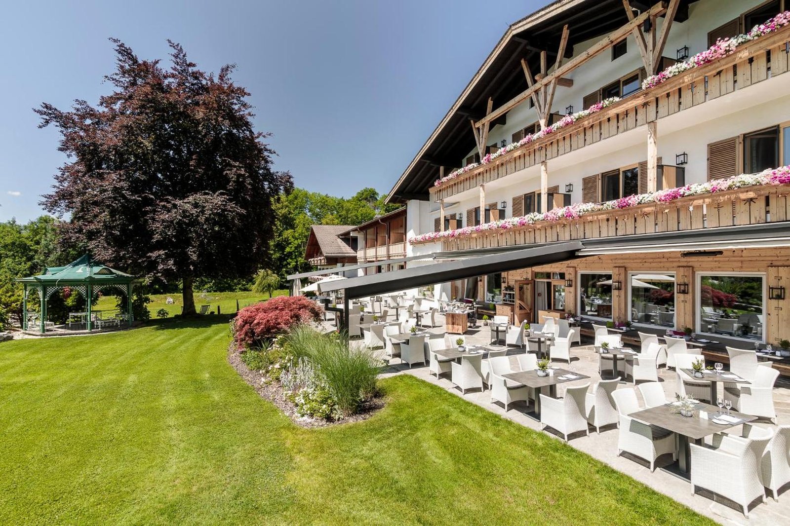 Alpenhof Murnau, at the table