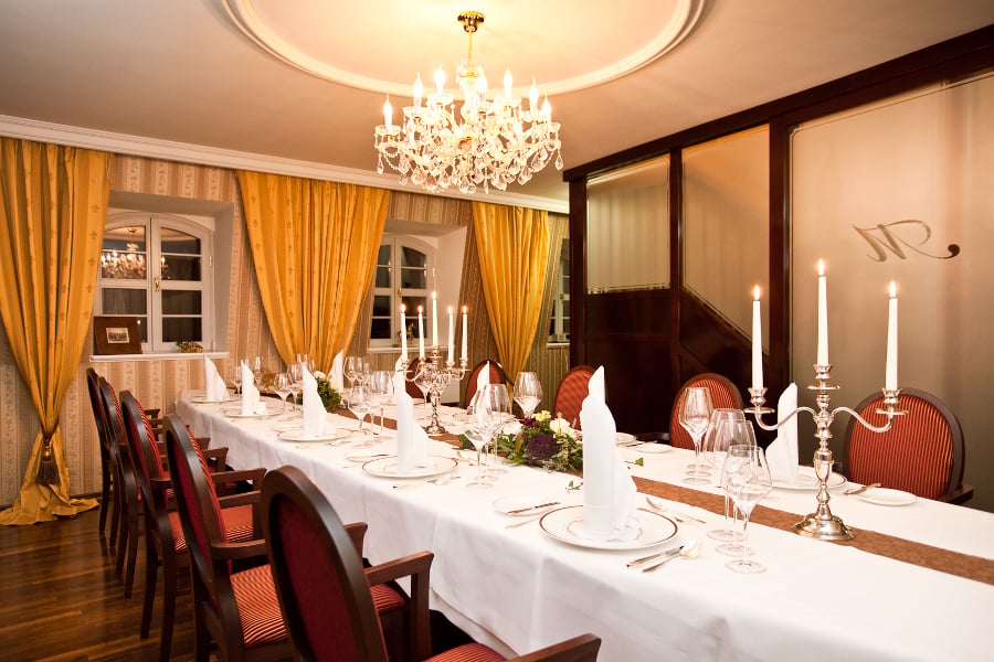 Hotel Suitess, at the table