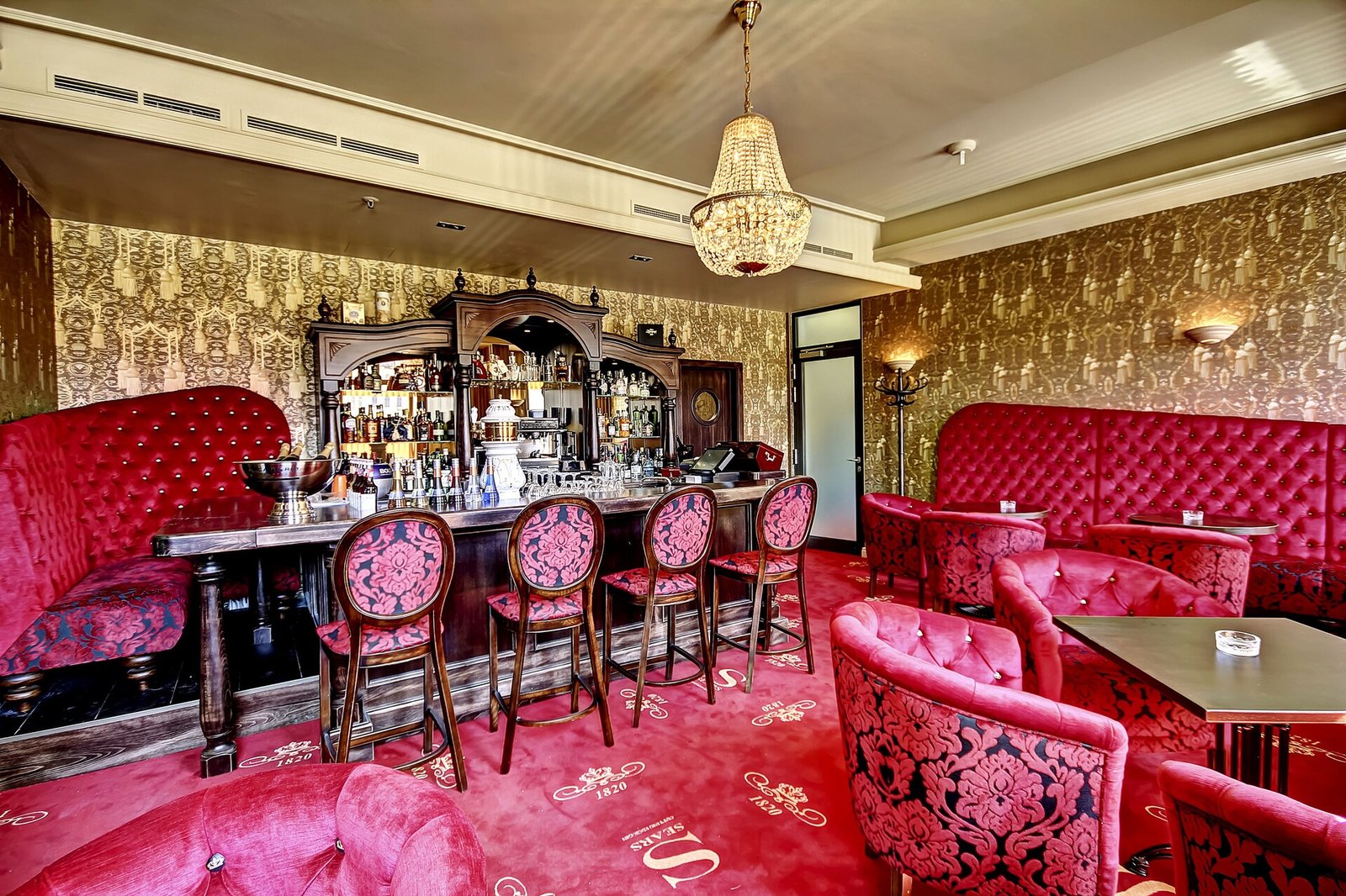 Hotel Suitess, at the table