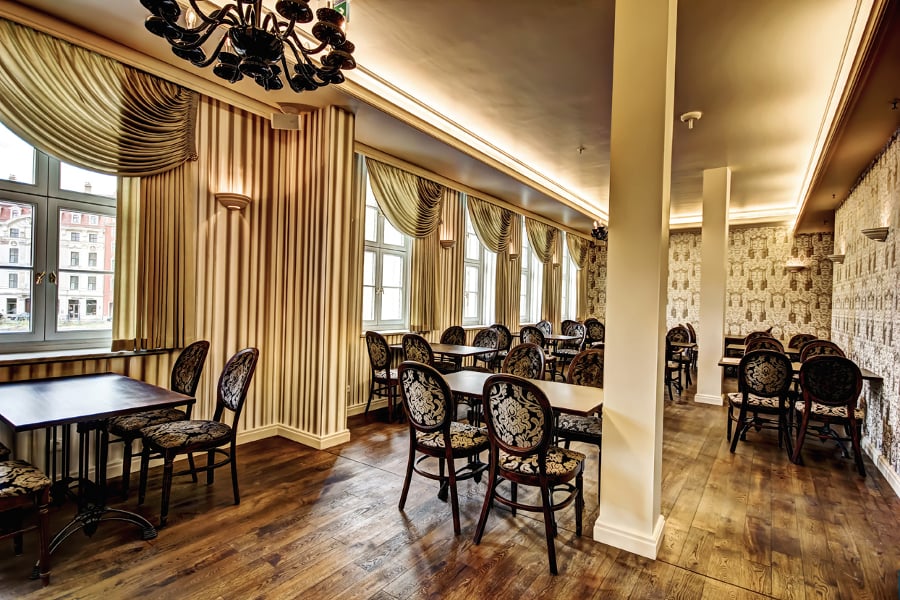 Hotel Suitess, at the table