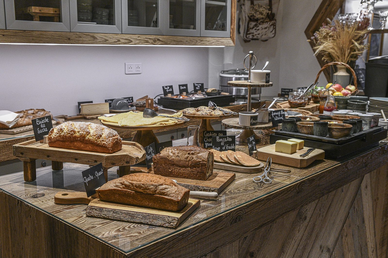 Hôtel et Restaurant La Maison Bleue, at the table