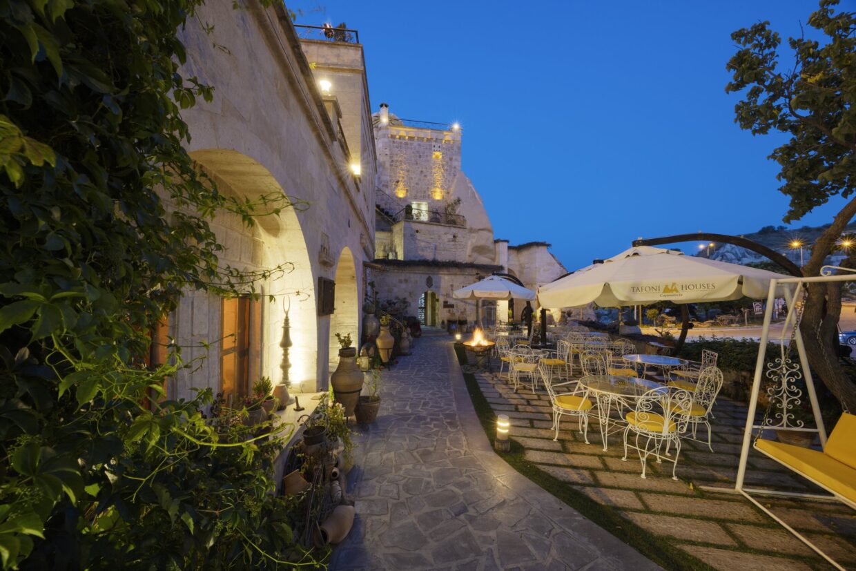 Tafoni Houses Cave Hotel, at the table