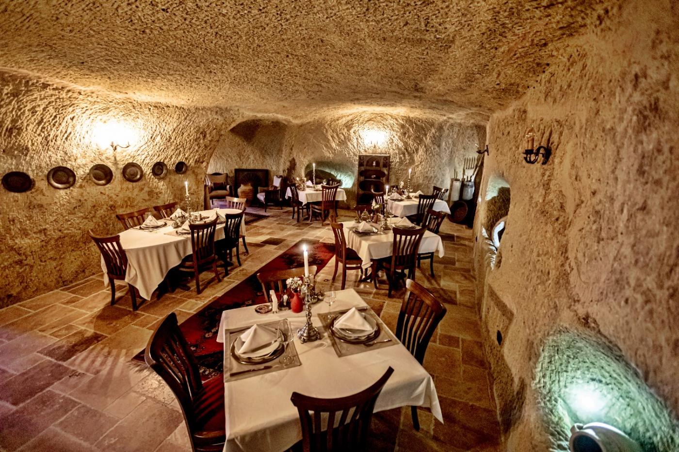 Tafoni Houses Cave Hotel, at the table