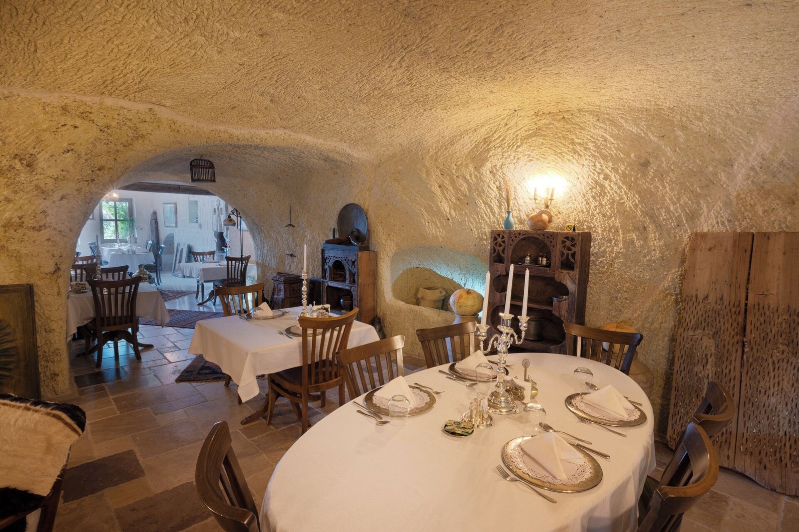 Tafoni Houses Cave Hotel, at the table