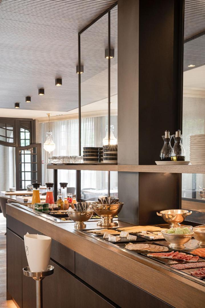 Hotel Britannia, breakfast room & sunny terrace