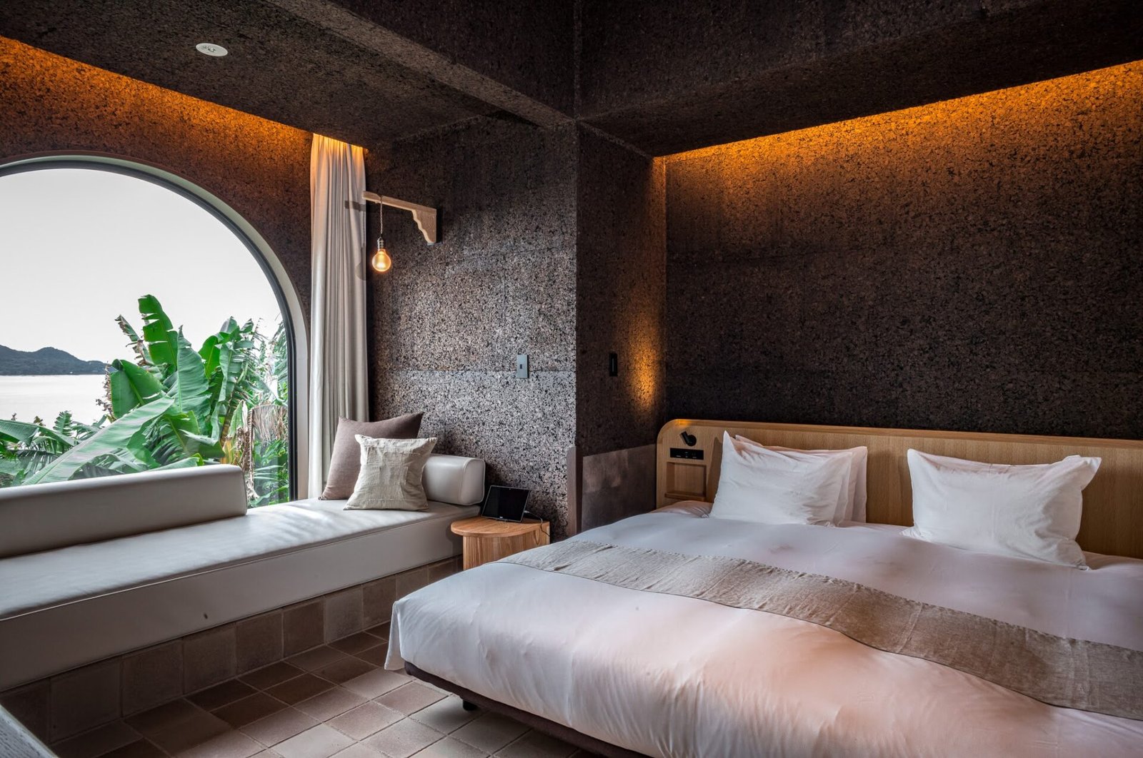 Miru Amami, rooms
