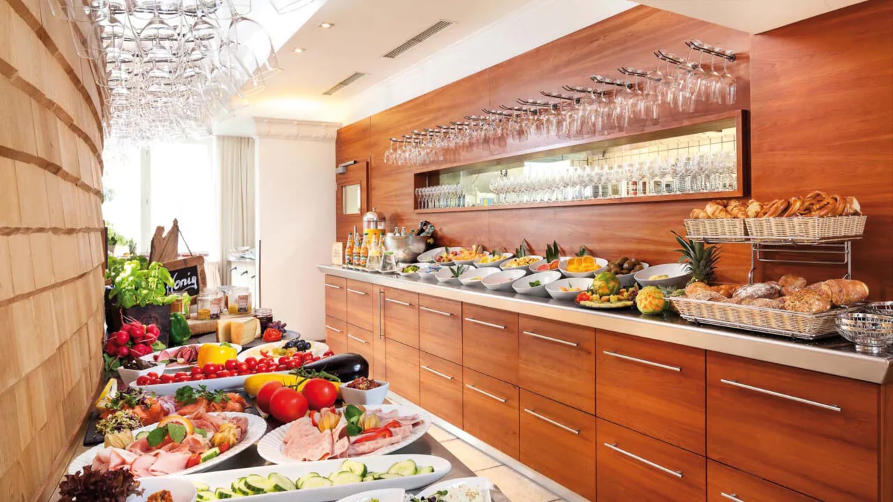YachtHotel Helvetia, at the table
