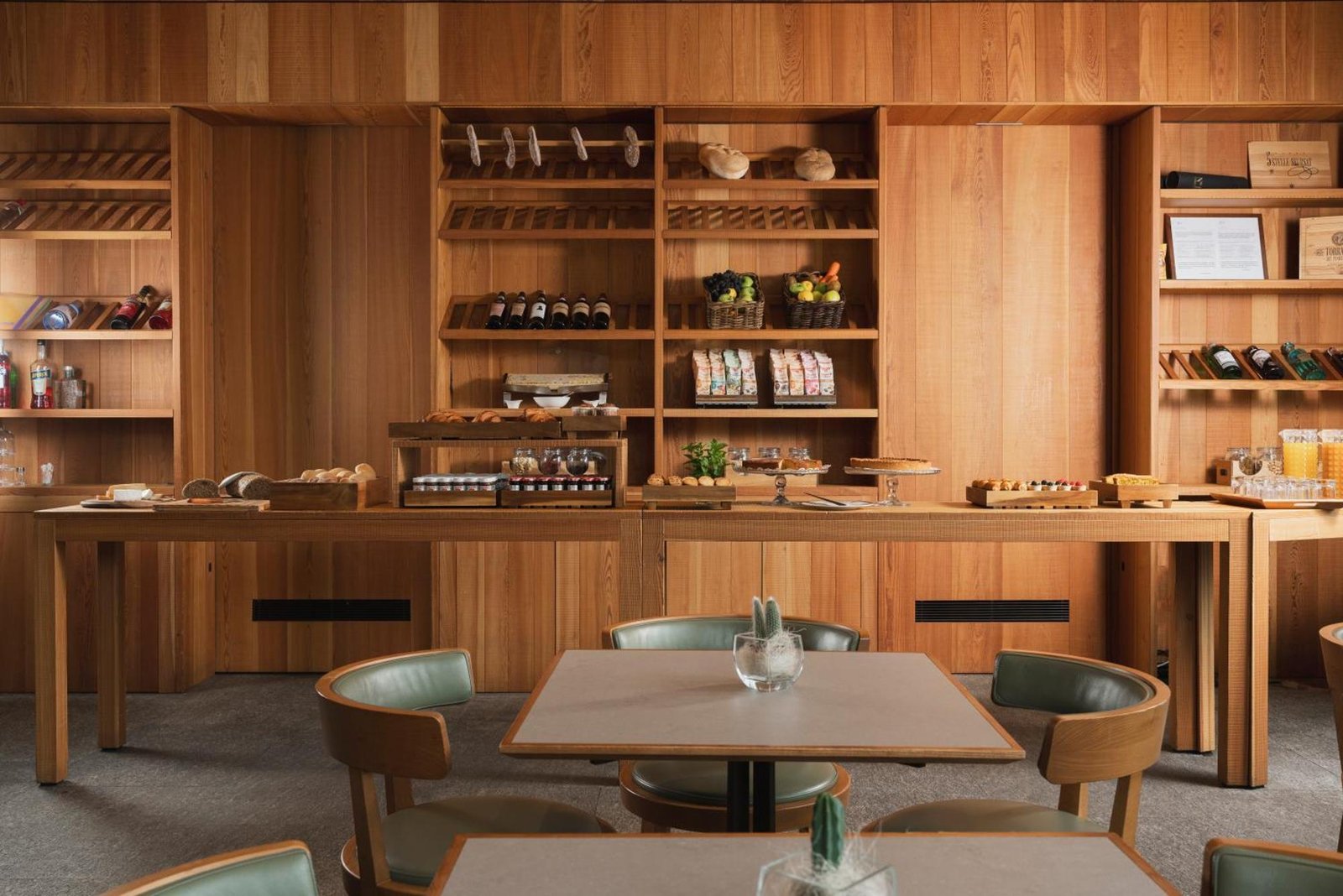 Eden Hotel, at the table