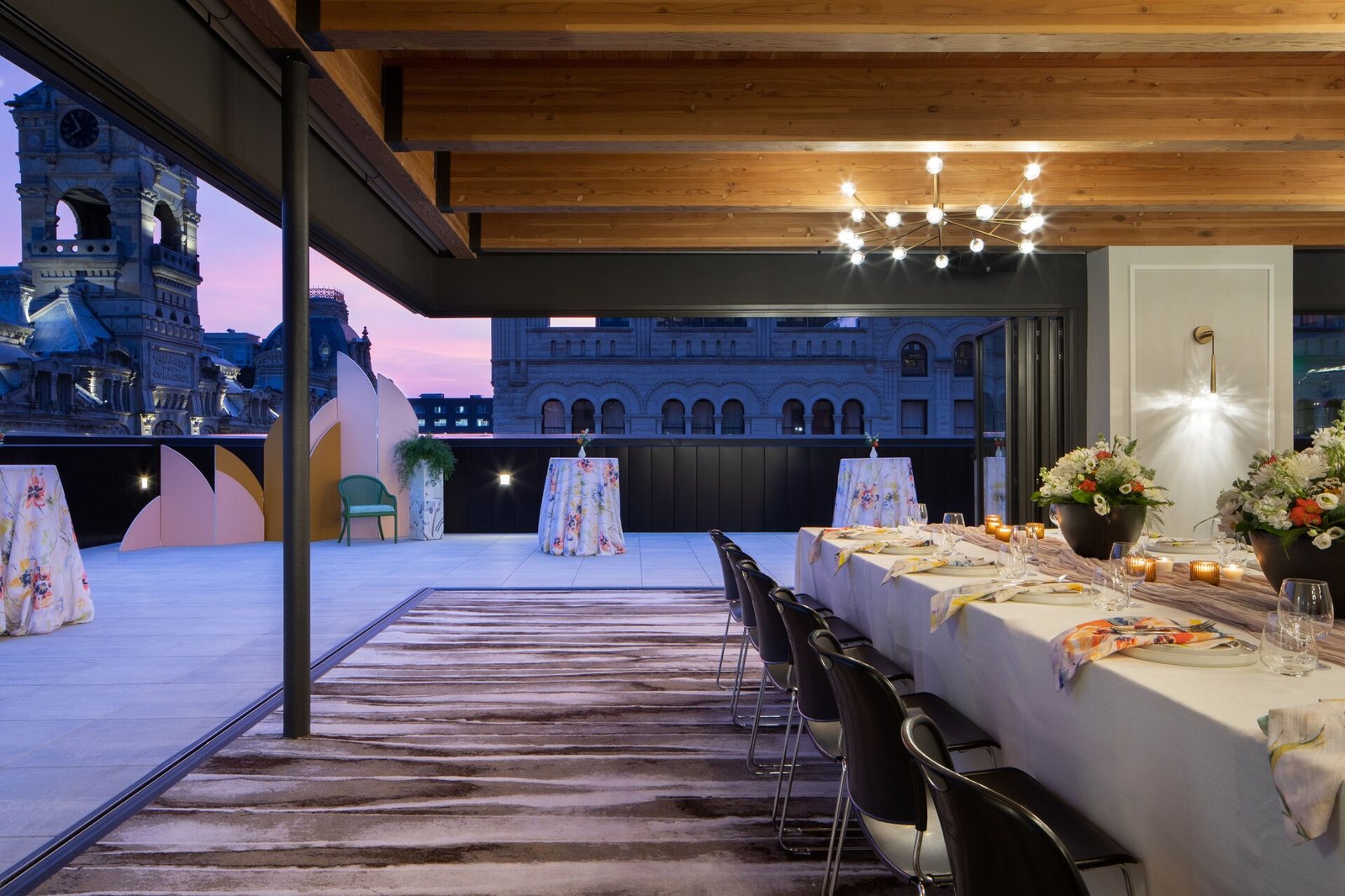Kinn Guesthouse Downtown Milwaukee, the lookout