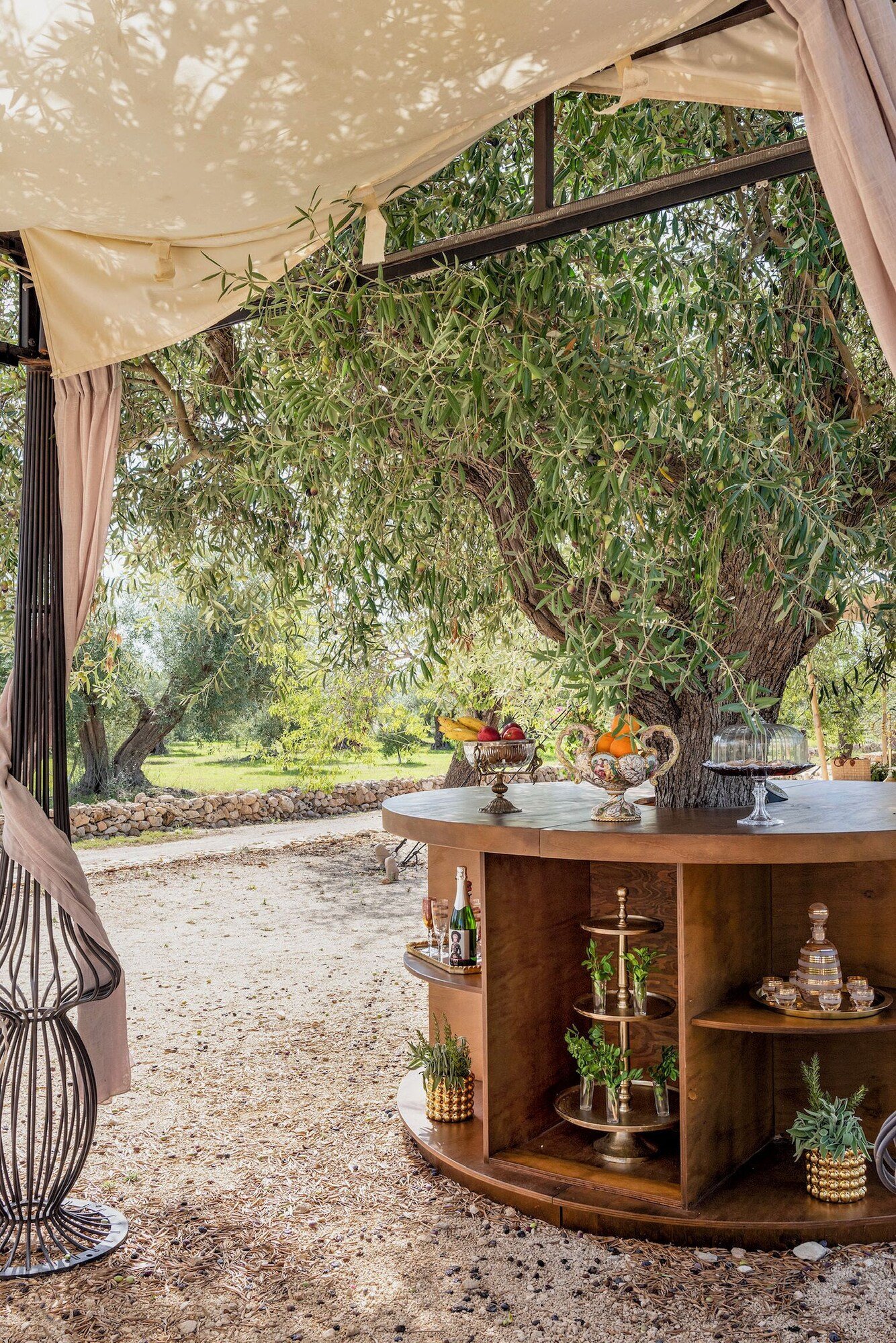 Zahir Country House, at the table