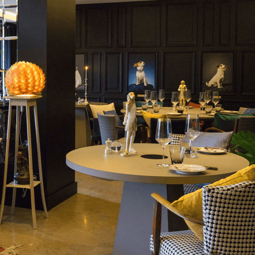 Auberge du Paradis, at the table