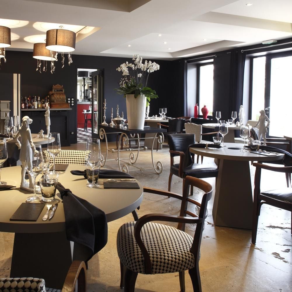 Auberge du Paradis, at the table