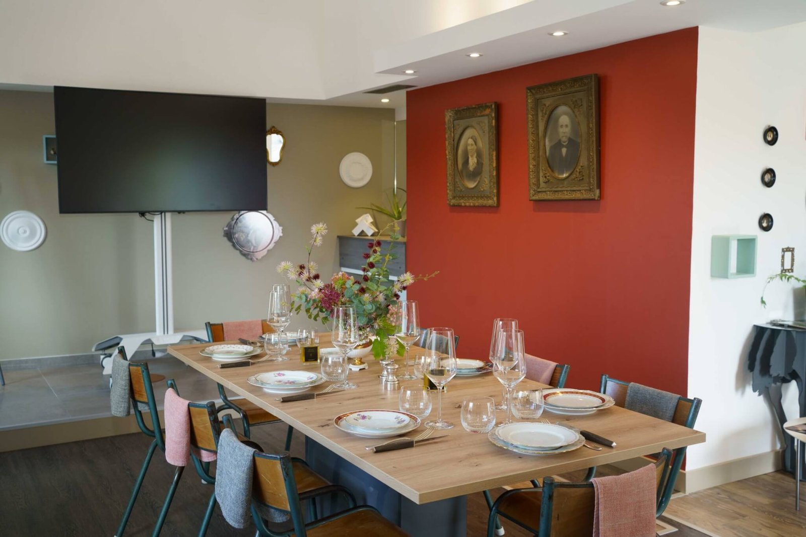Auberge du Paradis, at the table